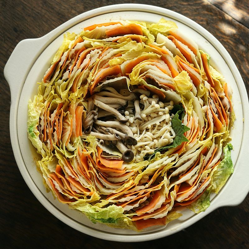 차돌박이 배추찜에 간장 소스를 곁들여 맛있게 즐겨주세요.