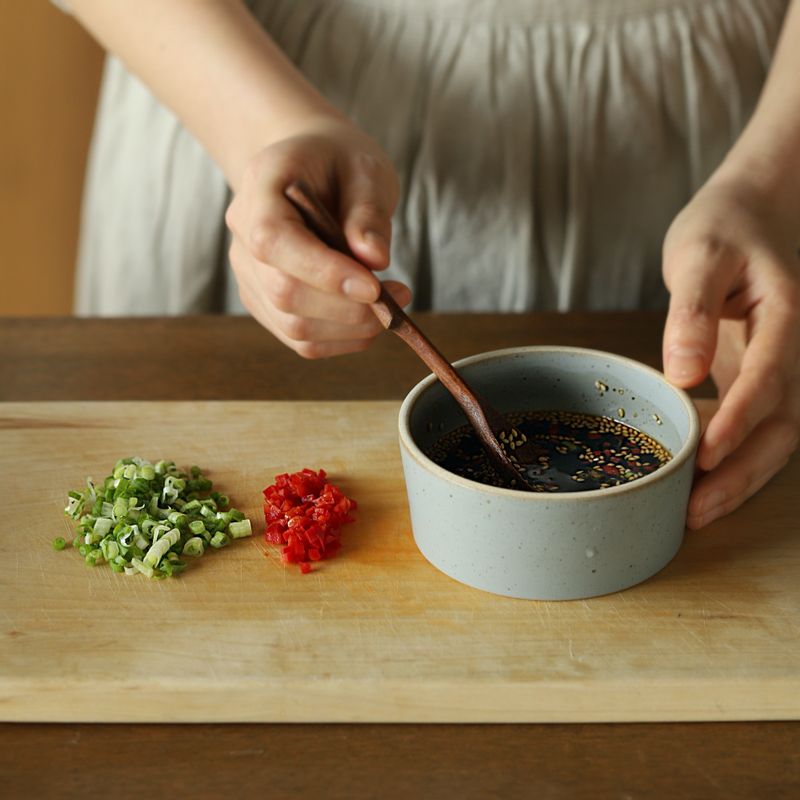 홍고추는 잘게 자르고 실파를 송송 썰은 후 간장 소스 재료와 섞어주세요.