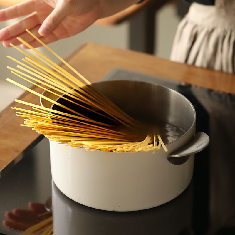 끓는 물에 소금과 면을 넣고 10분간 삶아낸 후 채반에 덜어 주세요. 면수는 1컵 정도 따로 준비해주세요.