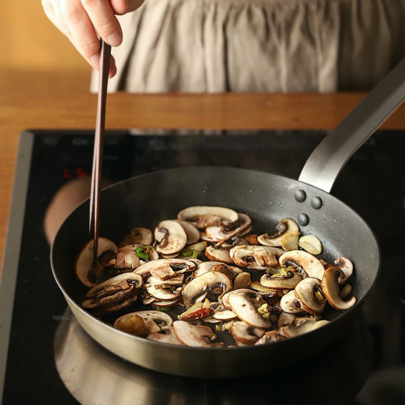 버섯을 넣고 볶다가 면과, 면수, 스톡, 간장, 된장, 설탕을 넣고 볶아주세요.