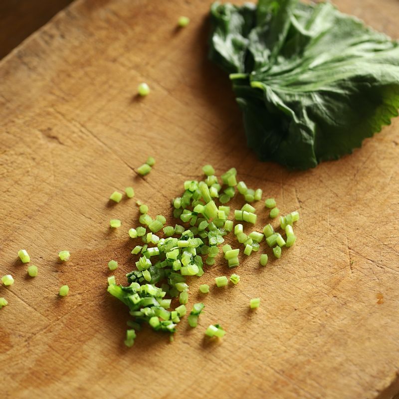 곰취, 케일은 줄기를 자르고 펼쳐주세요. 줄기는 잘게 썰어 주세요.