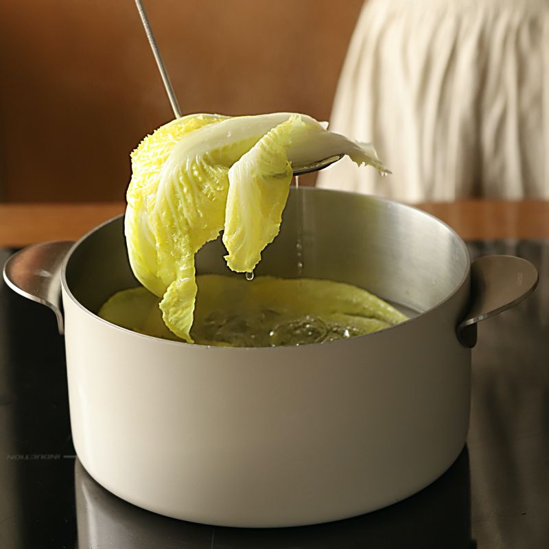 끓는 물에 소금 1큰술을 넣고 곰취, 케일, 배춧잎을 데친 후 찬물에 담가주세요. 손으로 물기를 꽉 짜주세요.
(tip. 곰취, 케일은 10~15초 배추잎은 30초 정도 데쳐주세요)