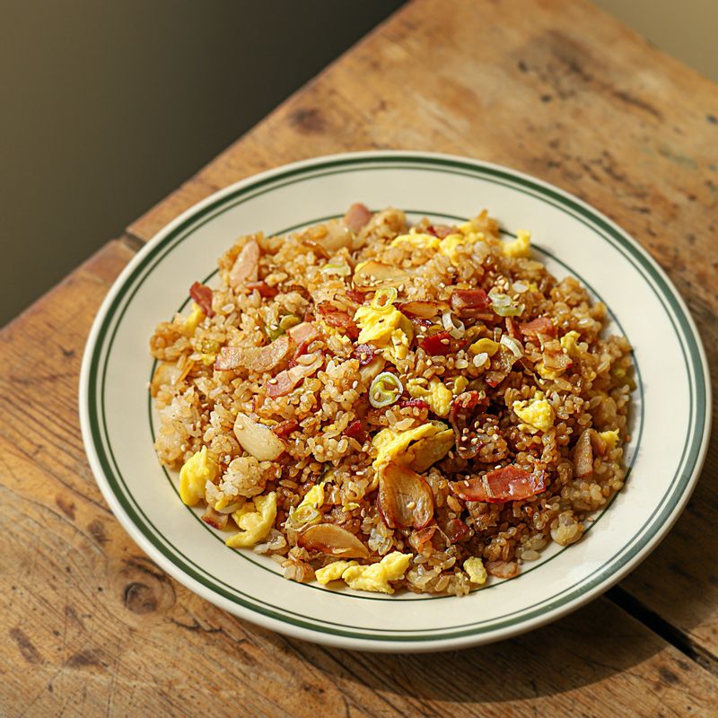 그릇에 볶음밥을 담고 통깨를 뿌려 완성해주세요.
(기호에 따라 김 가루를 뿌려 드셔도 맛있게 드실 수 있답니다)