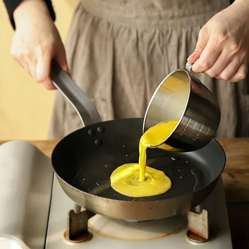 달군 팬에 기름을 두르고 풀어놓은 달걀을 넣어 부드럽게 스크램블에그를 만들어 그릇에 덜어주세요.