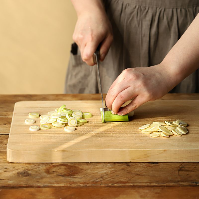 대파는 송송 썰고 마늘은 편으로 썰어주세요. 베이컨은 먹기 좋은 크기로 자르고 볼에 달걀을 풀어 달걀 물을 만들어 주세요.