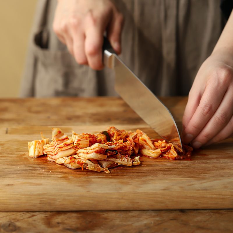 김치는 소를 털어 낸 후 한입 크기로 썰고 양파는 채를 썰어주세요. 청양고추와 홍고추, 대파는 어슷하게 썰어주세요. 볼에 양념 재료를 넣어 섞어주세요.