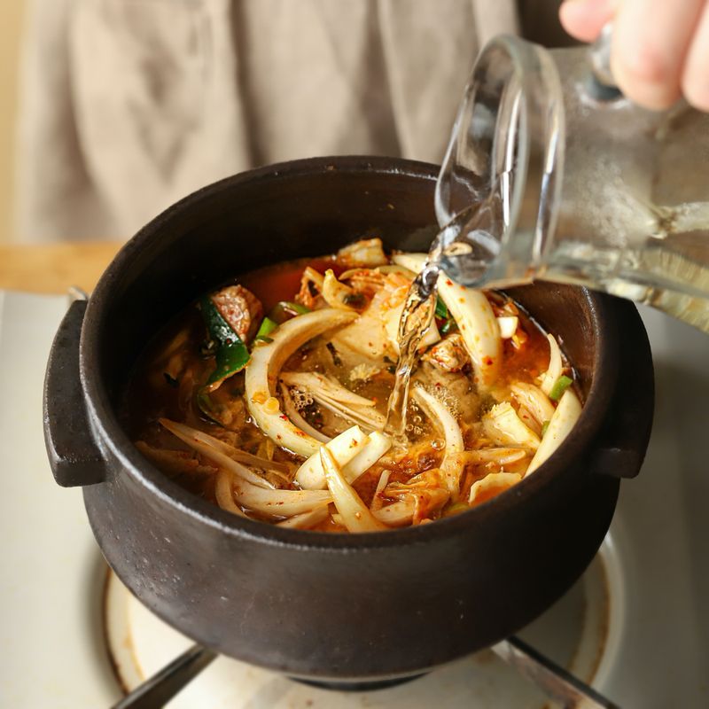 멸치 다시마 육수를 붓고 양념장을 넣어 5분 정도 끓이다가 순두부를 숟가락으로 큼직하게 떠 넣어 끓여주세요.