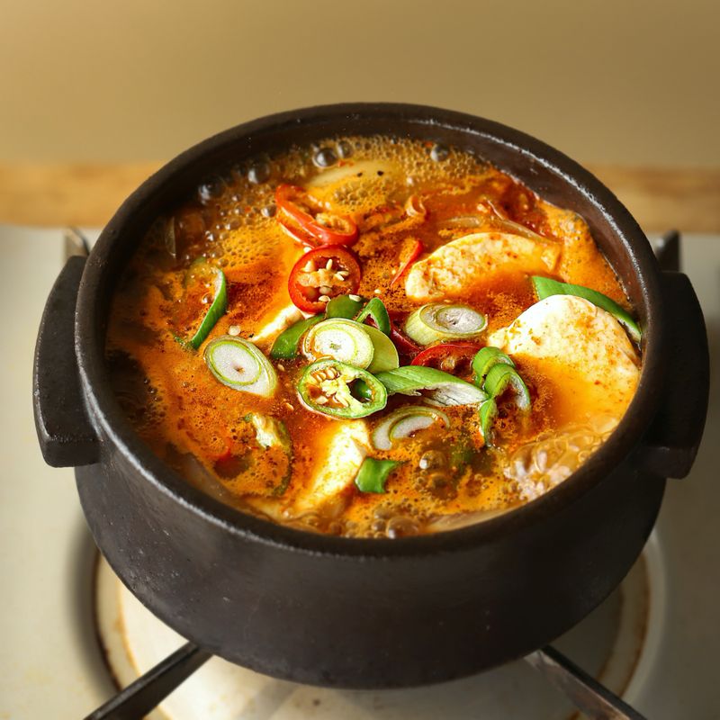 마지막에 홍고추, 청양고추, 대파를 넣고 달걀노른자를 올린 후 한소끔 끓여 맛있게 즐겨주세요.
(tip 기호에 따라 새우젓 또는 소금을 가감해서 간을 조절해 주세요)