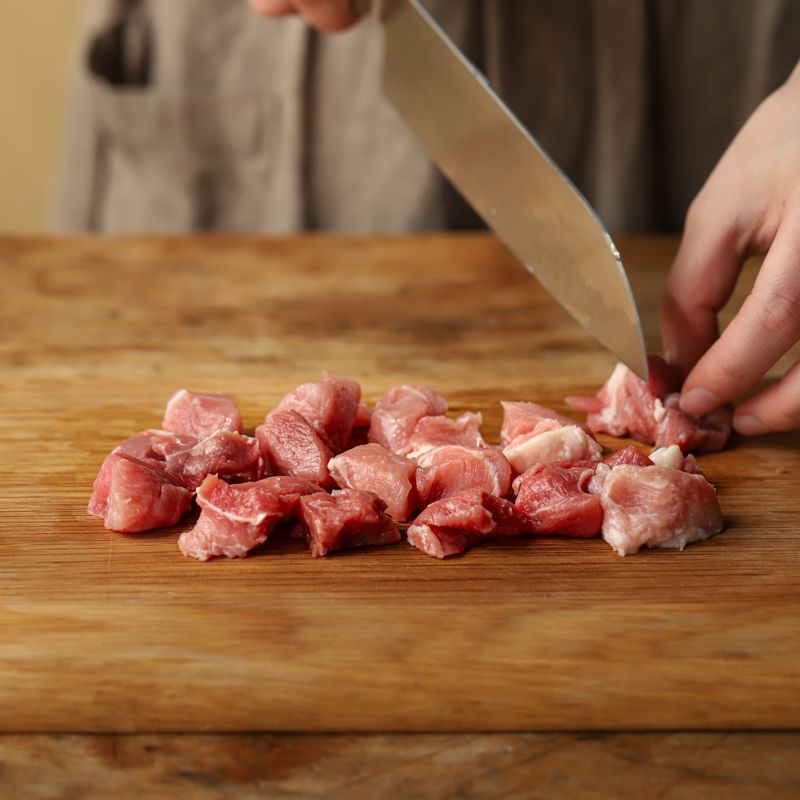 돼지고기는 먹기 좋은 크기로 썰고 고기 밑간 재료에 10분 정도 재워주세요.