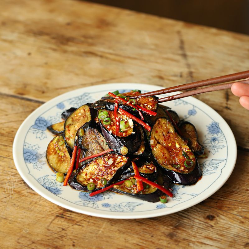 접시에 담고 통깨를 뿌려 맛있게 즐겨주세요.
