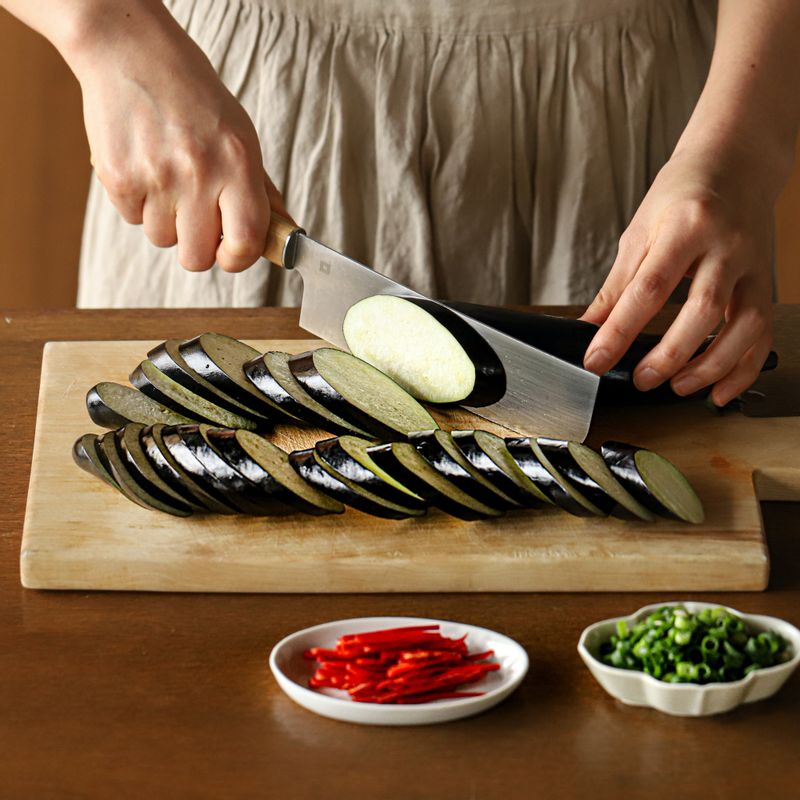 가지는 꼭지를 떼고 도톰한 두께로 어슷하게 썰어주세요. 홍고추는 반 갈라 씨를 털어 낸 후 짧게 채를 썰고 쪽파는 송송 썰어주세요. 볼에 양념장 재료를 넣고 섞어주세요.