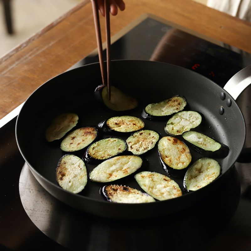 달군 팬에 키친타월로 식용유를 바른 후 가지를 넣고 앞뒤로 노릇하게 구워주세요. 
(tip 식힌 가지는 기호에 따라 먹기 좋게 반으로 잘라주세요)