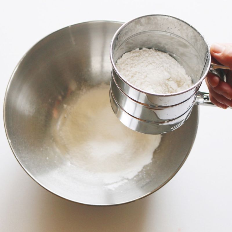 찹쌀가루, 설탕, 소금을 함께 체에 내려주세요.