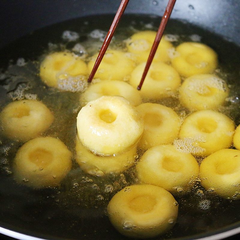 팬에 식용유를 넉넉히 두르고 160도로 달군 후 반죽을 넣고 속까지 익도록 튀겨주세요.
이 때 반죽이 서로 붙지 않도록 주의하세요.