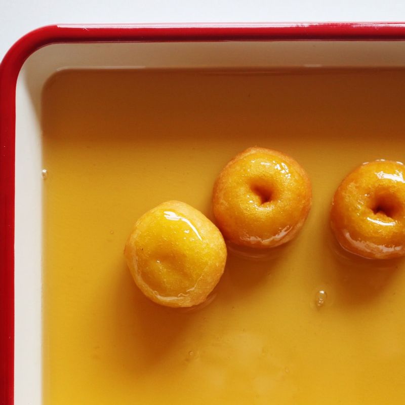 냄비에 조청 시럽 재료를 넣어 젓지 말고 10분간 끓여주세요. 우메기떡을 조청 시럽에 담갔다가 건집니다.