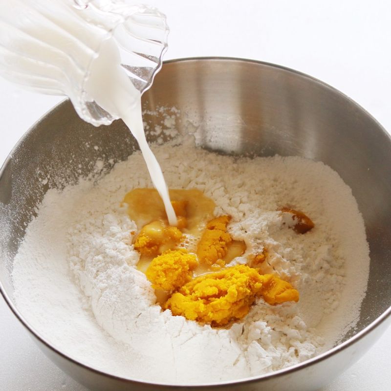 STEP 2에 삶은 단호박과 뜨거운 물, 막걸리를 넣어 주걱으로 잘 섞어주세요.
물과 삶은 단호박은 뜨거운 상태로 섞어야 반죽이 잘 돼요.