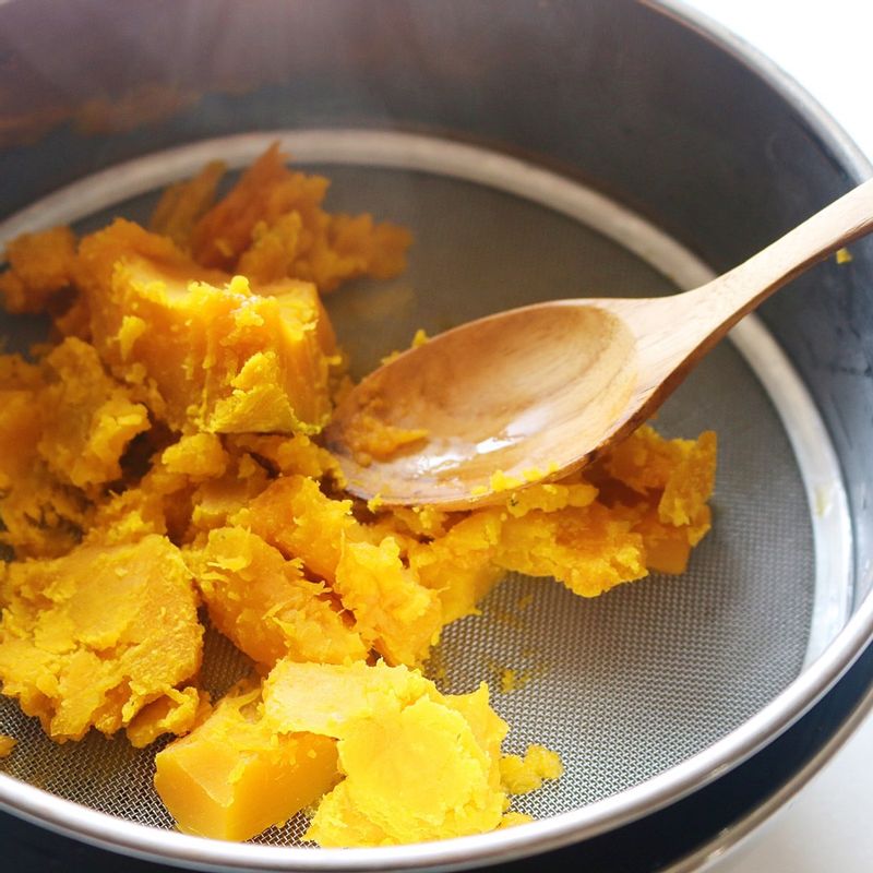 단호박은 삶아서 껍질을 벗긴 후 체에 내립니다.