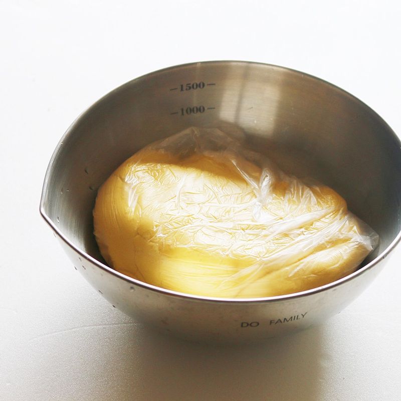 반죽을 비닐에 싸서 냉장고에서 30분간 휴지시킵니다.