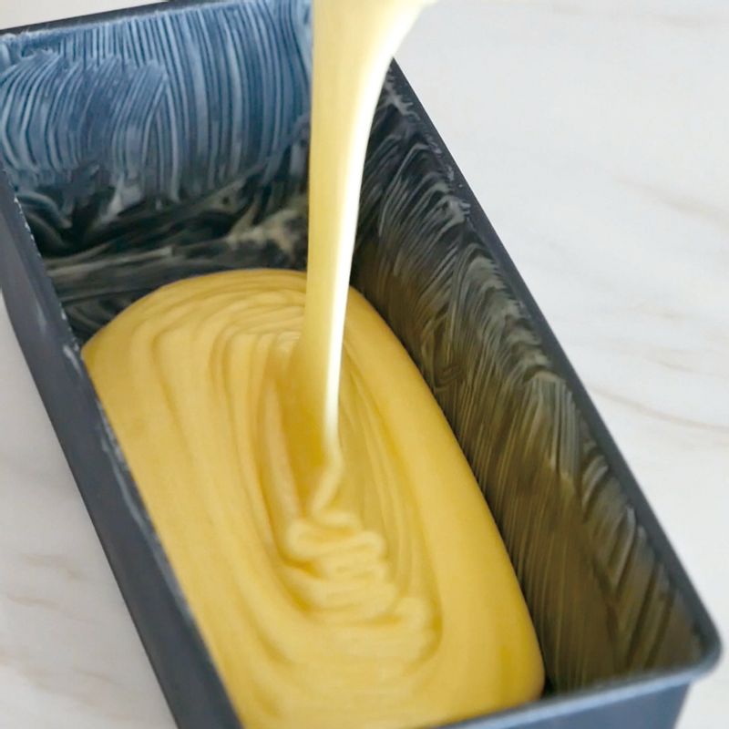 8. 미리 버터를 발라 냉장실에 넣어두었던 파운드 틀을 꺼내 반죽을 채워주세요.
(Tip! 끝까지 꽉 채우면 굽는 동안 넘칠 수 있습니다. 틀의 80% 정도만 반죽을 채웁니다.)
9. 반죽이 담긴 틀을 살짝 들어 올린 뒤 바닥에 내려쳐 기포를 제거하고 미리 예열한 오븐에서 170도로 25~30분 동안 구워주세요.
10. 피스타치오를 잘게 다져서 작은 그릇에 넣어주세요.
(Tip! 피스타치오가 없다면 호두, 아몬드 등으로 대체할 수 있습니다.)
11. 껍질을 갈고 남은 레몬을 반으로 자른 뒤 즙을 짜주세요.