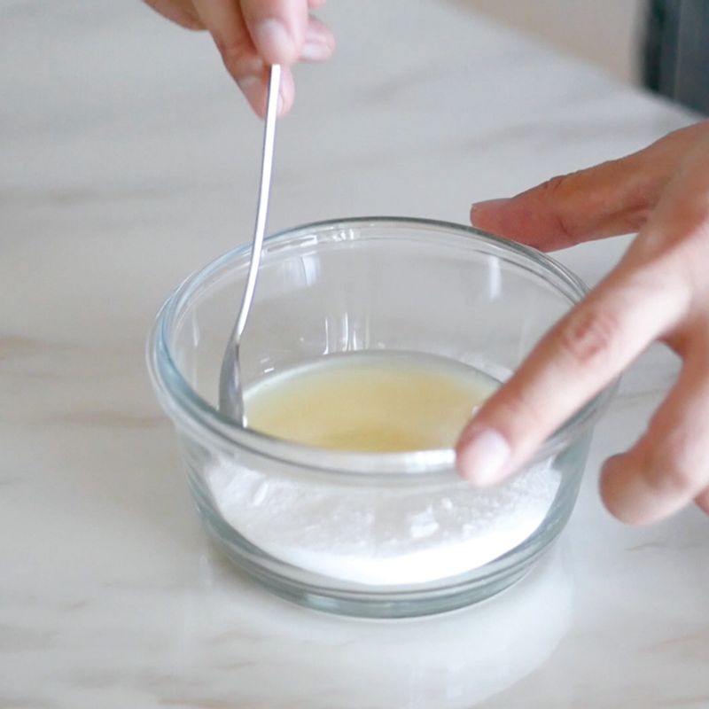 12. 작은 그릇에 슈가 파우더와 레몬즙을 넣고 덩어리가 없도록 잘 섞어주세요.
13. 잘 구워진 케이크를 바로 틀에서 빼 식힘망에 올려주세요.
(Tip! 반드시 구운 다음 즉시 꺼내줘야 합니다. 틀에 계속 두면 부피가 줄어들고 수분이 날아가서 촉촉한 맛이 덜합니다.)
14. 케이크가 완전히 식으면 윗부분이 반듯해지도록 잘라주세요.