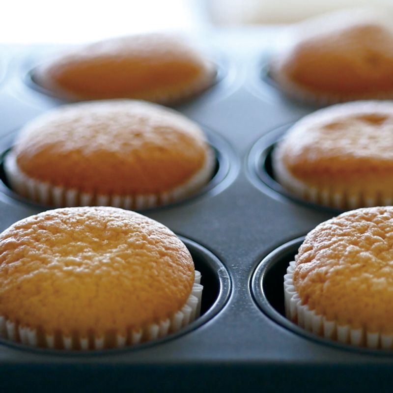 카스텔라 머핀을 위한 재료 이미지로 달걀,설탕,꿀,무염 버터,우유 등으로 구성 되어있습니다.