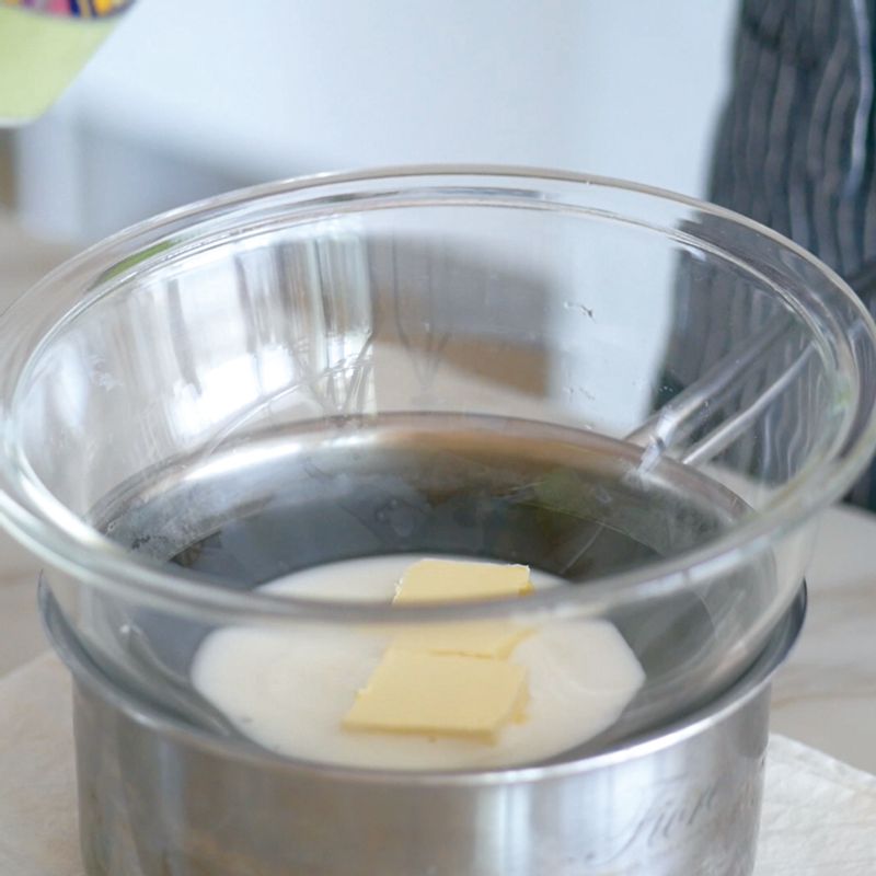 4. 뜨거운 물을 담은 냄비 위에 또 다른 볼을 올리고 버터와 우유를 넣습니다.
5. 버터가 녹는 동안 순서3을 빠르게 휘핑해 뽀얀 아이보리색이 될 때까지 거품을 올려주세요.
(Tip! 믹서기를 들어 올려 지그재그로 움직였을 때 끝에 묻은 반죽이 아래로 떨어져 바로 사라지지 않고 몇 초 동안 남아 있으면 완성입니다. 이를 리본 상태라고 합니다.)
6. 체로 곱게 거른 박력분과 베이킹파우더를 순서5에 넣고 가루가 보이지 않을 때까지 섞어주세요.