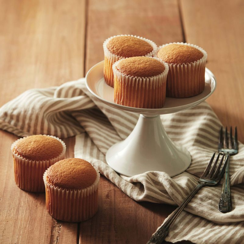 11. 잘 구워진 컵케이크를 오븐에서 꺼내 식힘망에 올려 잠시 식혀준 뒤 맛있게 즐겨주세요.
레시피 영상 : https://youtu.be/zsw-kMR_Aqg