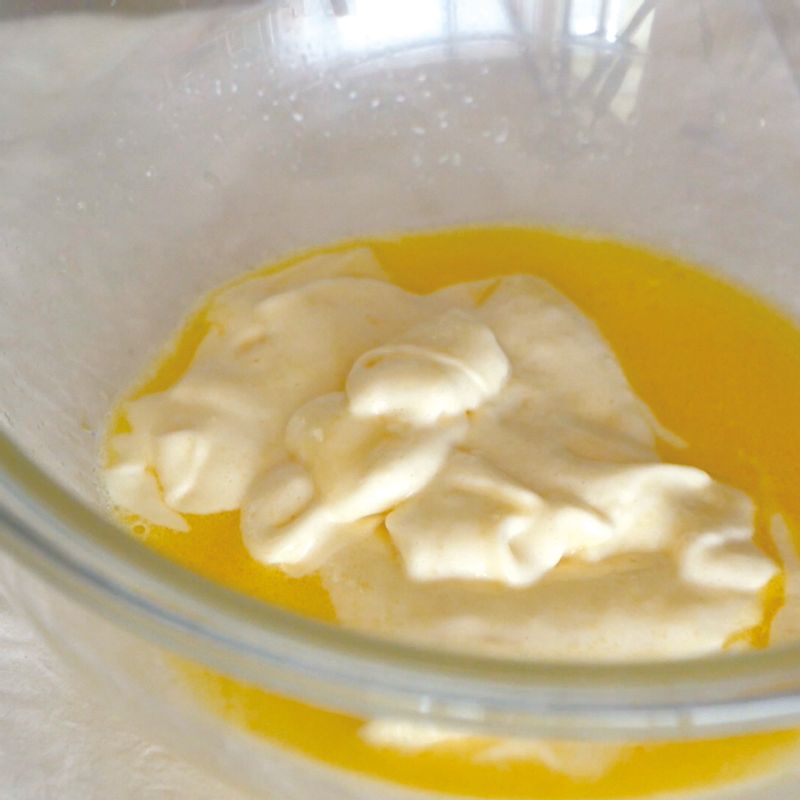 7. 그 사이 충분히 녹은 순서4에 순서6의 일부를 넣고 섞어주세요.
8. 나머지 반죽에 순서7을 더하고 잘 섞어줍니다.
9. 준비한 짤주머니에 반죽을 부어주세요.
10. 유산지를 깐 머핀 틀에 80% 정도 채워준 뒤 미리 예열한 오븐에서 170도로 25분간 구워주세요.
(Tip! 너무 가득 채우면 굽는 단계에서 반죽이 튀어나올 수 있으니 주의합니다.)