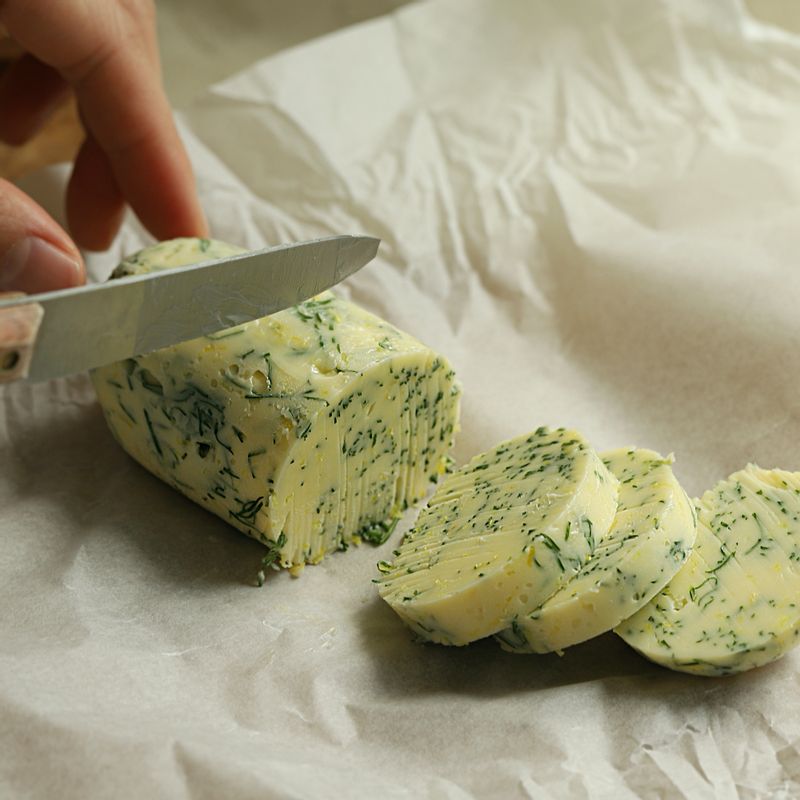 냉장 보관하여 단단해지면 적당량씩 잘라 사용해주세요.
(tip. 냉동 보관 시 1개월까지 보관 가능하며 한 조각씩 잘라 밀봉하여 보관하면 더욱 꺼내 먹기 편하답니다)