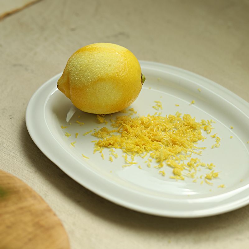 레몬을 깨끗이 닦은 후 강판에 껍질을 갈아주세요.