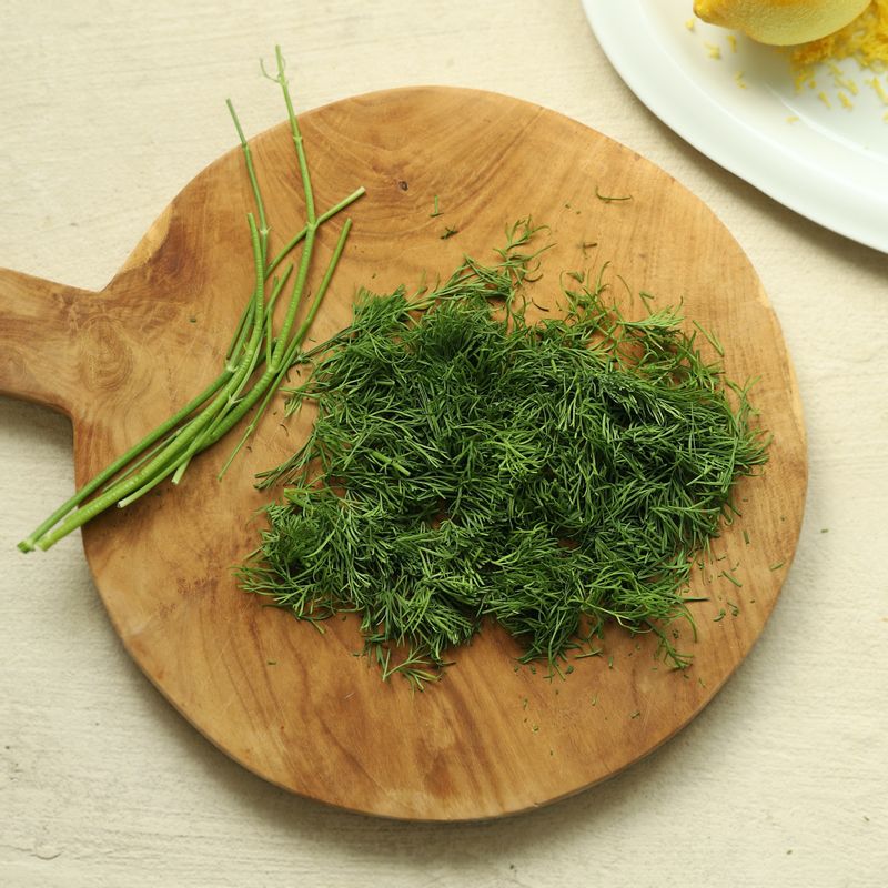 깨끗이 씻은 딜은 두꺼운 줄기 부분을 제외하고 물기를 제거한 후 잘게 다져주세요.