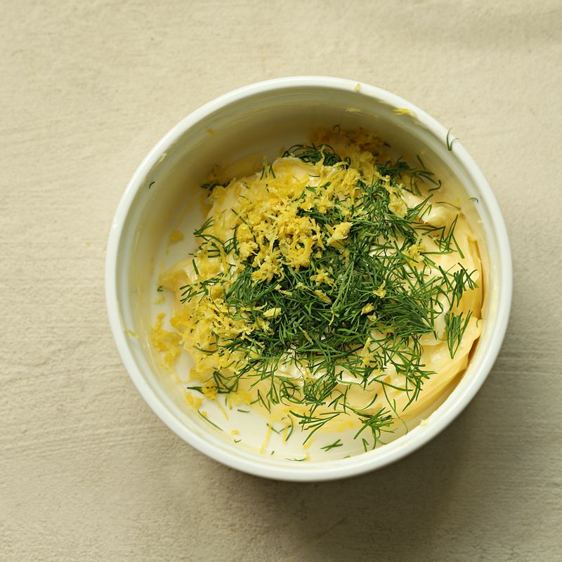 볼에 버터와 레몬 제스트, 레몬즙, 딜을 넣어 잘 섞어주세요.