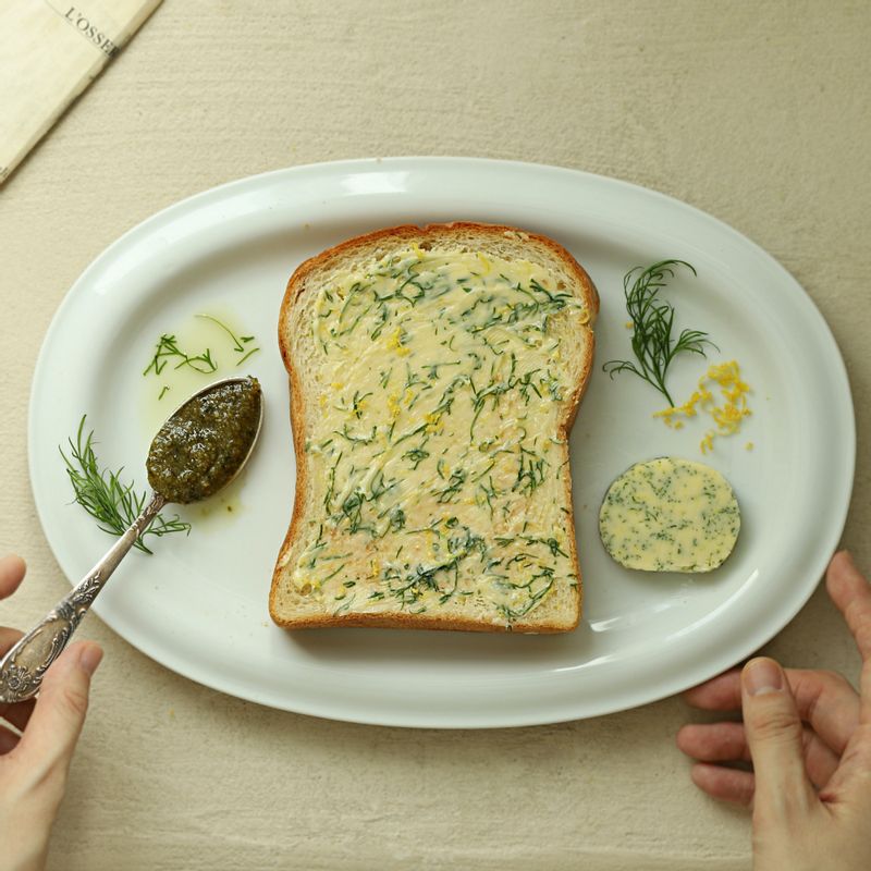 빵에 발라먹거나 해산물 요리할 때, 스테이크 등의 요리에 활용하여 맛있게 만들어 드세요.