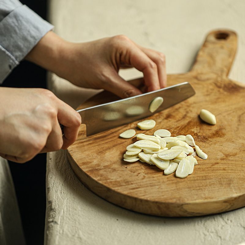 마늘은 편으로 썰어주세요. 버터는 사용할 만큼 잘라주세요.