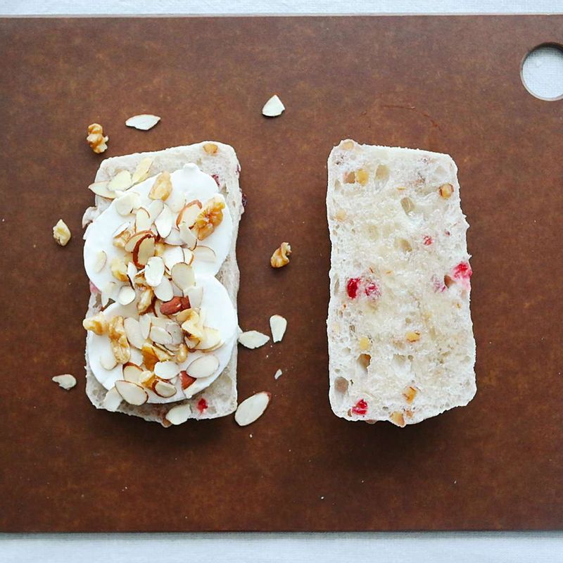 모차렐라치즈 위에 잘게 부숴둔 호두 절반과 아몬드 슬라이스 절반을 올려주세요.