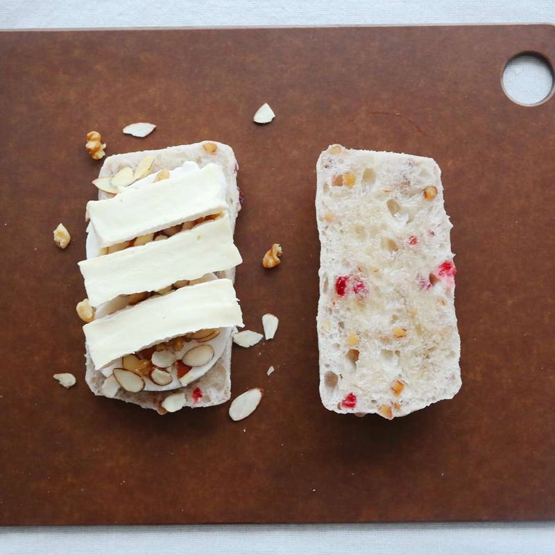 카망베르치즈를 얹고 그 위에 남은 두 조각의 모차렐라치즈를 얹은 후 빵으로 덮어주세요.