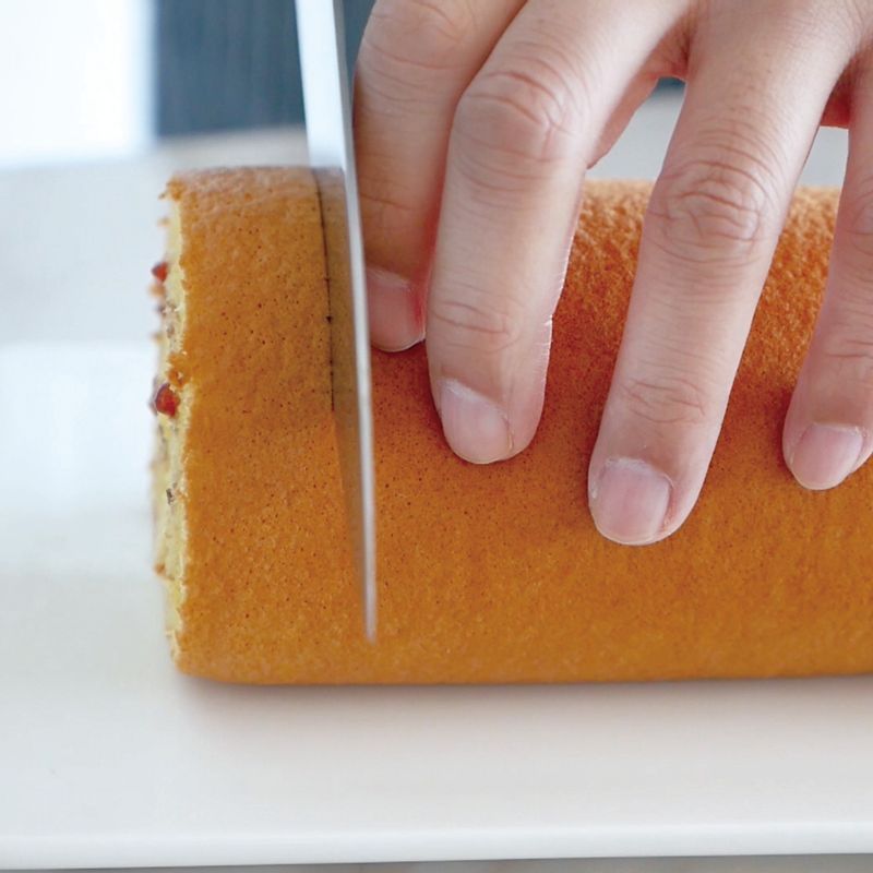 스위스 롤케이크을 위한 재료 이미지로 달걀 노른자,소금,설탕(반죽용),달걀 흰자,설탕(머랭용) 등으로 구성 되어있습니다.