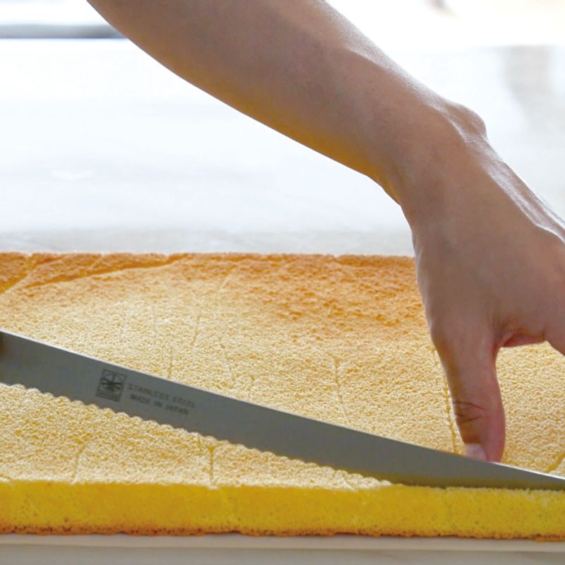 13. 위아래, 양옆의 가장자리를 잘라 네모반듯하게 만들어주세요. 
14. 한쪽 끝을 대각선으로 비스듬하게 잘라주세요.
15. 반대쪽 끝은 약 3mm 정도 깊이로 살짝 칼집을 세 번 내줍니다. 
(Tip! 완전히 자르면 안 됩니다. 반드시 칼집만 내어줘야 한다는 것 잊지 마세요!)