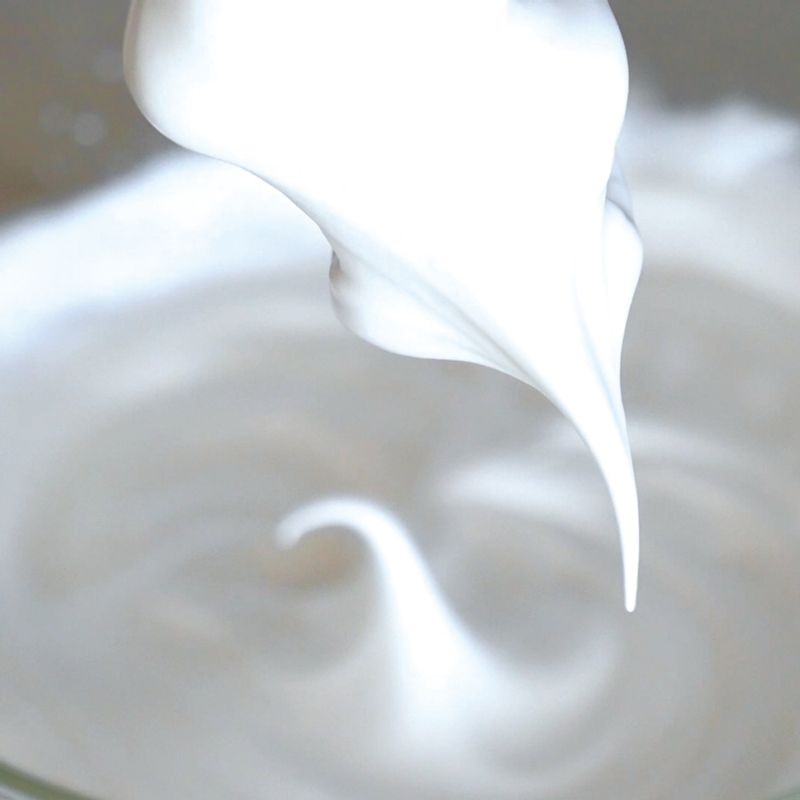 5. 빠른 속도로 섞어주다가 핸드 믹서를 살짝 들었을 때 끝에 뾰족한 뿔 모양으로 나타나면 멈춥니다.
6. 순서5에 순서2를 넣어 더하고 밑에서 위로 저어가며 잘 섞어주세요.
7. 체로 곱게 거른 박력분과 베이킹파우더를 순서6에 넣고 가루가 보이지 않을 때까지 믹싱하세요.
8. 그릇에 우유와 식용유를 담고 순서7의 일부를 넣고 골고루 섞어줍니다.