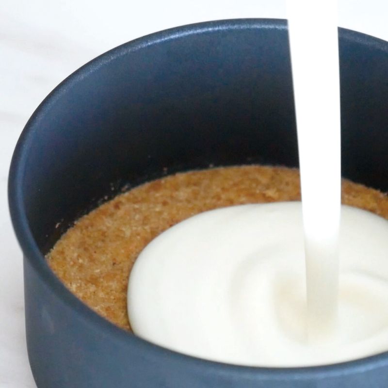 레어 치즈케이크을 위한 재료 이미지로 통밀 쿠키,무염 버터,크림치즈,설탕,젤라틴 등으로 구성 되어있습니다.