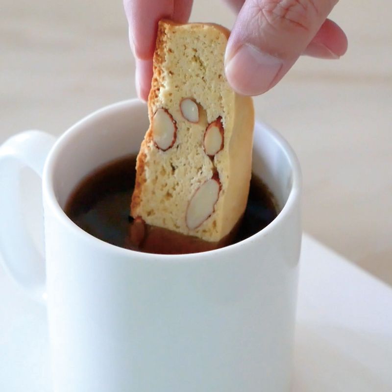 비스코티을 위한 재료 이미지로 무염 버터,설탕,소금,박력분,아몬드 파우더 등으로 구성 되어있습니다.