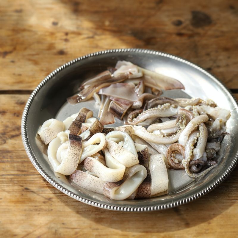 오징어는 내장을 제거하고 깨끗이 씻은 후 링으로 썰어주세요. 다리는 먹기 좋게 썰어주세요.