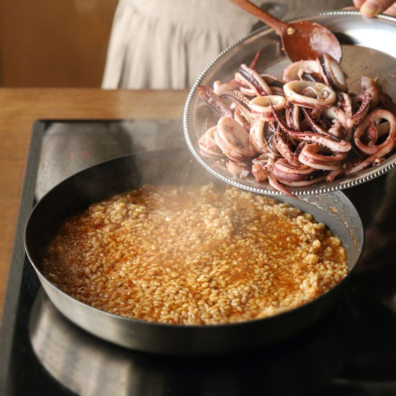 쌀의 심지가 약간 씹힐 정도로 익으면 볶아둔 오징어를 넣고 센 불로 30초 정도 익힌 후 뚜껑을 닫고 불을 꺼주세요. 5분간 뜸을 들여주세요.
(tip. 바닥의 수분을 날려 쌀이 약간 눌러 붙게 해주세요)