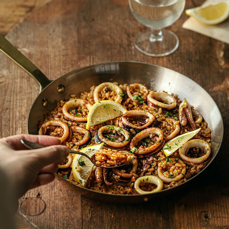 완성된 빠에야에 기호에 따라 파슬리와 레몬즙을 뿌려 맛있게 즐겨주세요.