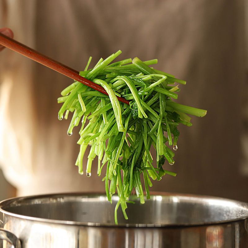 미나리를 10초간 데친 후 찬물에 담가 식히고 채반에서 물기를 빼주세요.