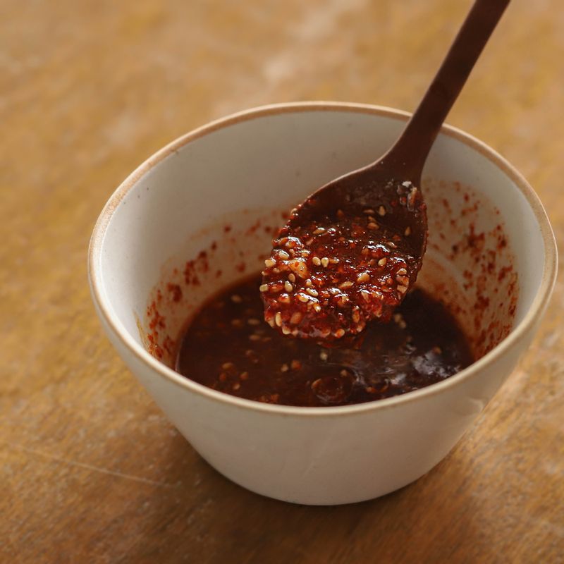 볼에 양념 재료를 넣어 섞어주세요. 미나리와 콩나물에 남은 물기를 손으로 꽉 짜고 볼에 넣은 후 양념 재료를 넣어 버무려주세요.