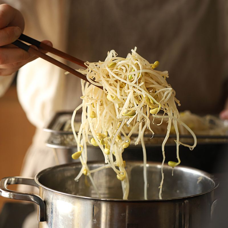 끓는 물에 콩나물을 넣어 2분간 데친 후 찬물에 담가 열기를 식혀 채반에서 물기를 빼주세요.