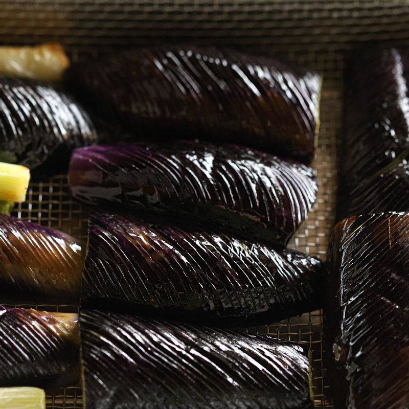 튀겨낸 가지는 채반에서 한 김 식힌 후 키친타월에서 기름을 빼주세요. 볼에 절임 간장 재료를 넣고 섞어주세요.
(tip. 채수가 없는경우 쯔유나 맛간장을 비율에 맞게 물에 희석해 사용해 주세요)