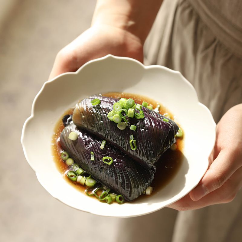 냉장고에서 이틀정도 숙성 후 접시에 덜어 송송 썬 쪽파와 통깨를 뿌려 맛있게 즐겨주세요.
(tip. 냉장고에서 2주 정도 보관이 가능해요. 차갑게 드시면 더욱더 맛있어요)