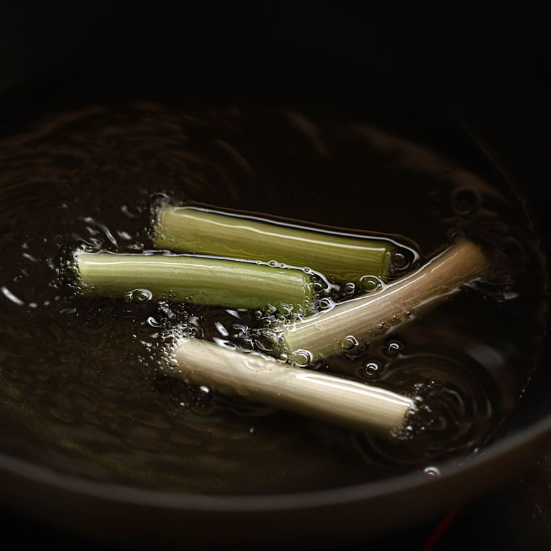 기름을 달군 후 대파를 넣어 기름에 향이 배도록 튀겨주세요. 가지를 넣어 10~15초 정도 튀겨주세요.
(tip. 기름을 입혀주는 과정이에요. 오래 튀기면 눅눅해지니 재빨리 튀겨내 주세요)